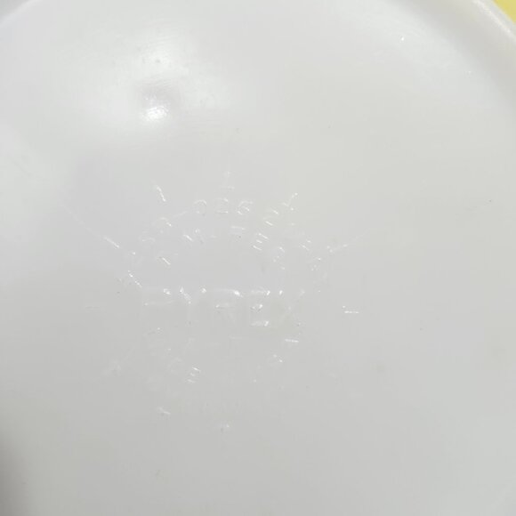 Vintage Pyrex 9 Inch Square Bowl - Picture 4 of 6